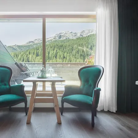 La Perla: The Leading Of The World